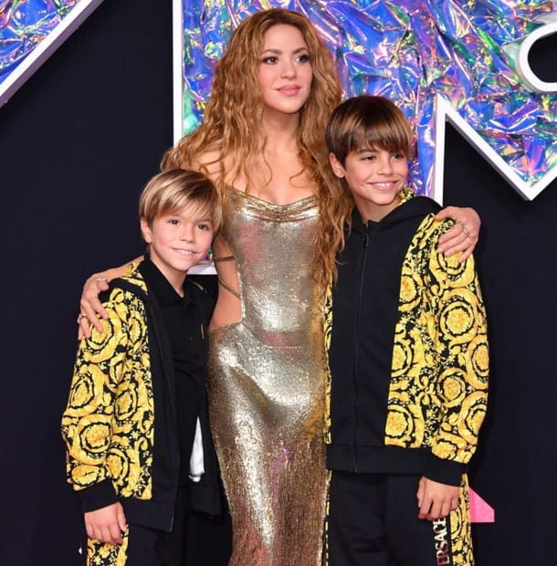 Shakira junto a sus hijos, Sasha y Milan en los MTV VMAS 2023 / AFP