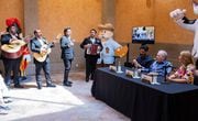 La celebración de cumpleaños de Víctor González Torres en el recorrido de SimiCasa / Foto: Esteban Torreblanca