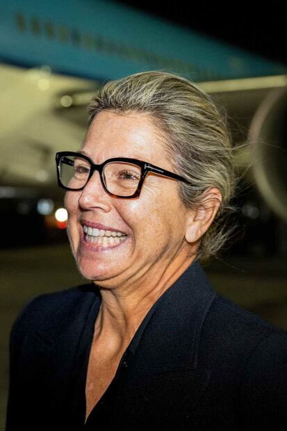 Máxima de Holanda con calcetines a la vista, chongo y sin maquillaje