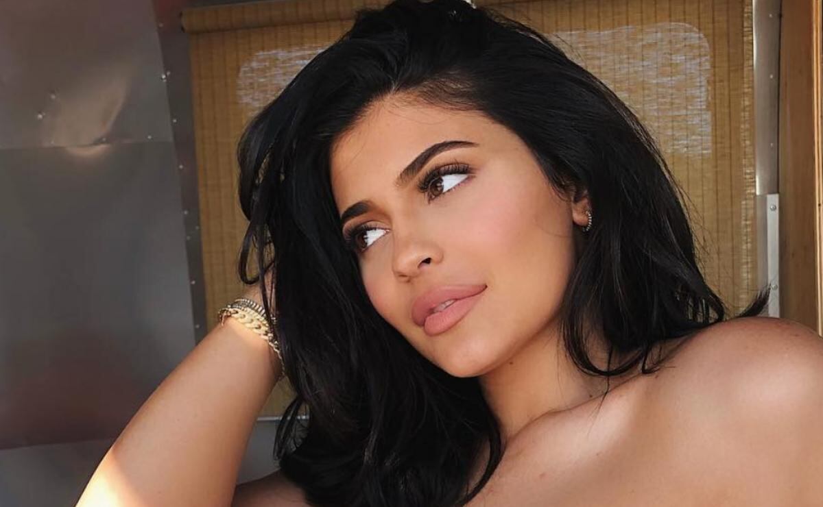 Kylie Jenner confiesa pasa los días en Zoom, en un look ajustado y sin leggings