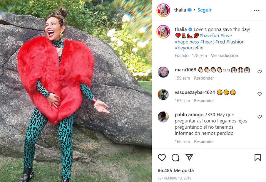 Belinda celebra el amor con un lujoso abrigo en forma de corazón 