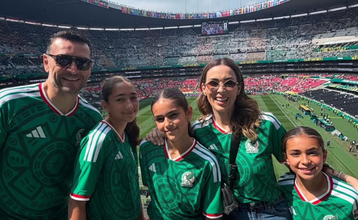 Jacky Bracamontes y Martín Fuentes con sus hijas (Foto: Instagram)
