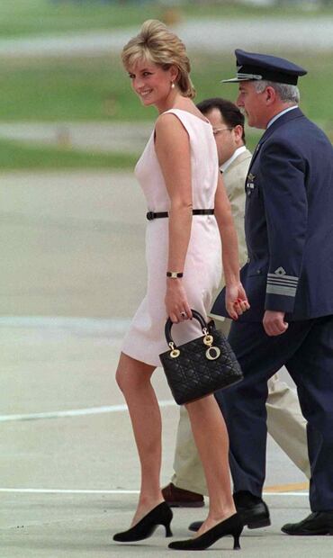 Meghan Markle luce bolso Dior de 5 mil dólares inspirada en Diana de Gales