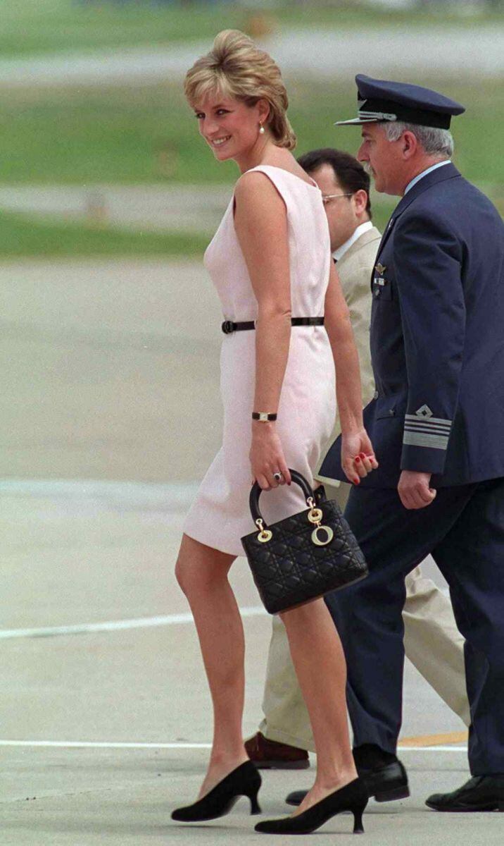 Meghan Markle luce bolso Dior de 5 mil dólares inspirada en Diana de Gales