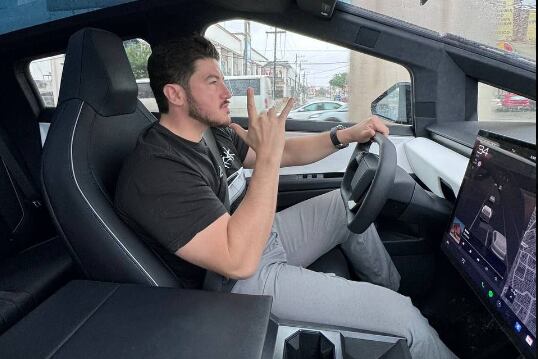 Samuel García: El precio de la Cybertruck que ‘presumió' el gobernador de Nuevo León y 5 datos que debes conocer sobre esta camioneta