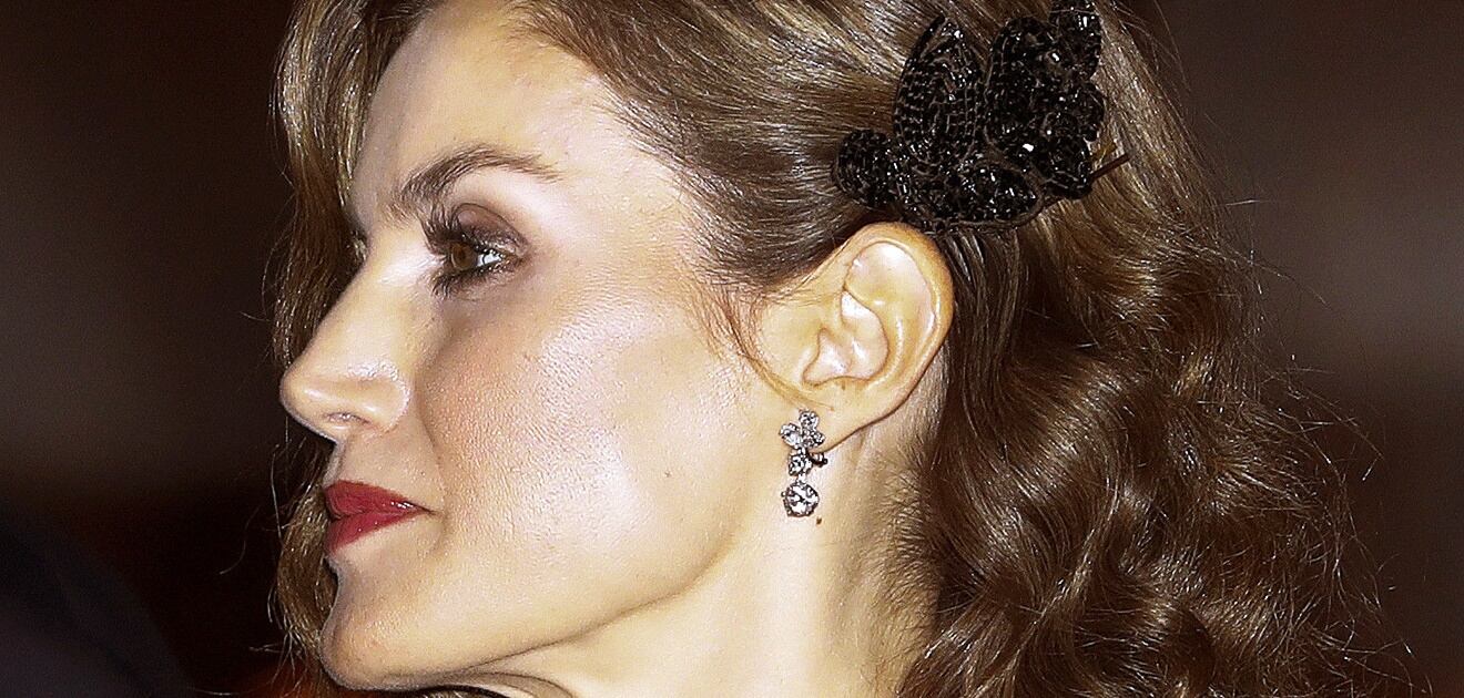 <p>Letizia Ortiz sorprendió al dejar al descubierto todo su cuello con un diseño de Felipe Varela. <strong>(Fotos: EFE)</strong></p>

