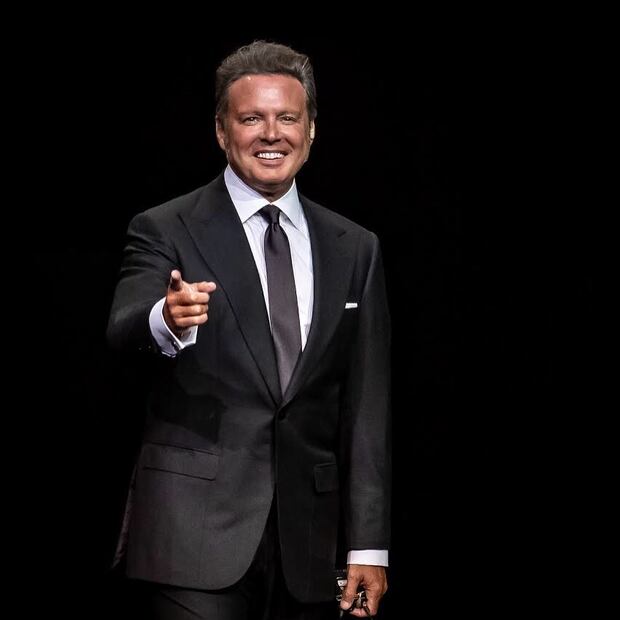 Luis Miguel cambia de look y ¡se platina las canas!