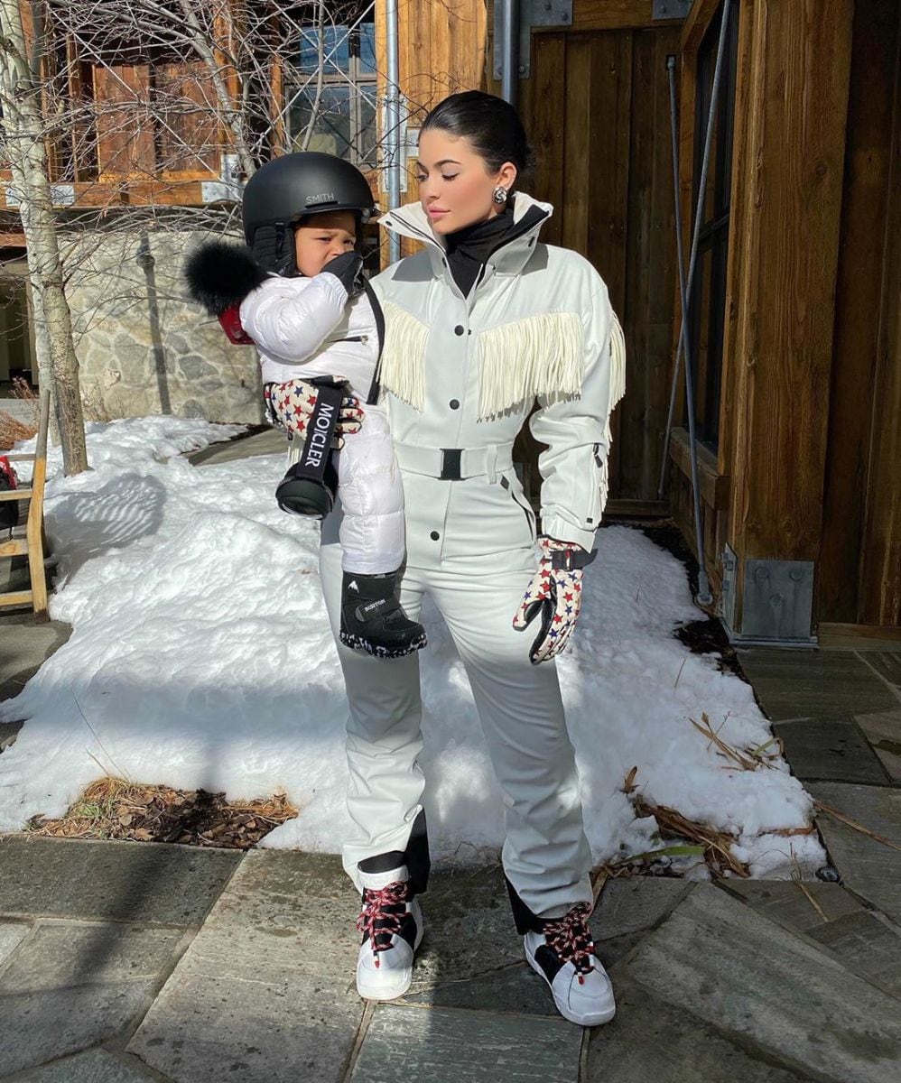 Stormi, hija de Kylie Jenner, conmueve a la web practicando snowboard