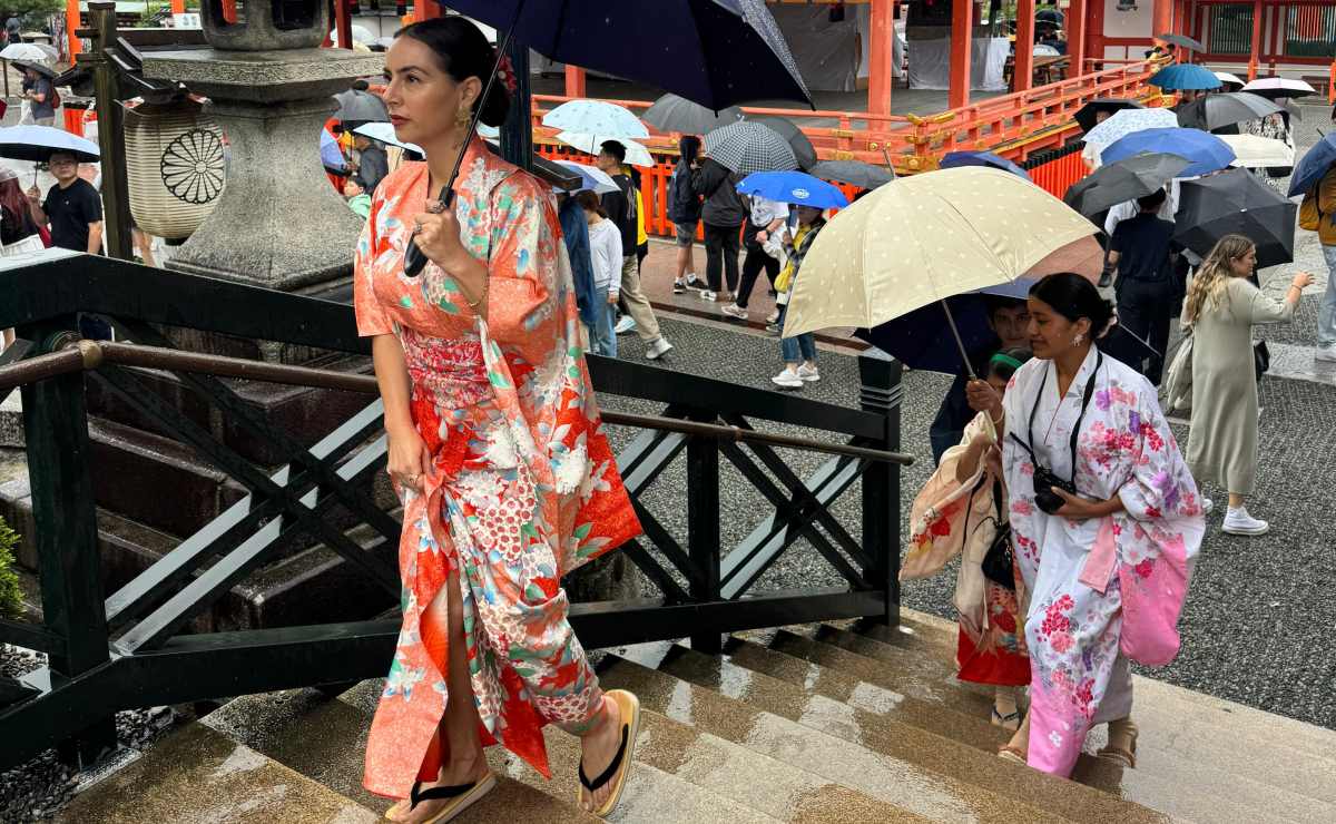 El grupo completo en el santuario dedicado a la diosa Inari. (Foto: Especial)