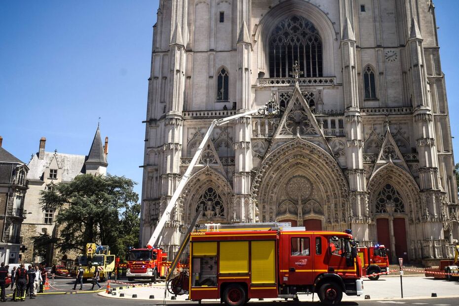 Se incendia catedral gótica de Nantes, en Francia 
