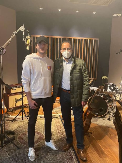 Mau Lozano, hijo de Javier Lozano, debuta como cantante