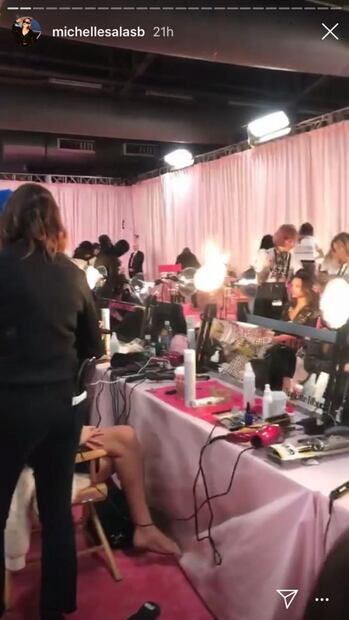 Michelle Salas, de visita en el backstage del Victoria's Secret Fashion Show
