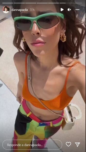 Danna Paola se une al color de tendencia con top y jeans a la cadera de AGR