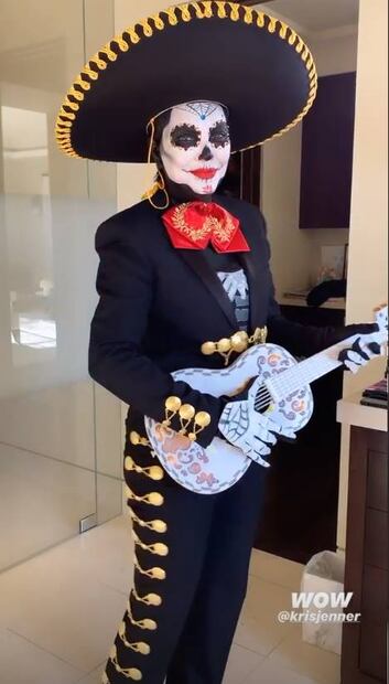 Kris Jenner se deja seducir por México con disfraz de Coco