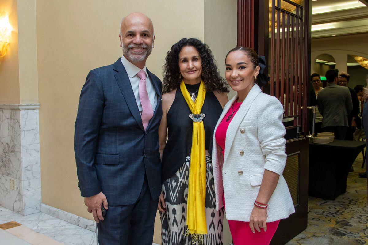 Bernardo Aguilar,  Susana Harp y Viviana Degollado. (Foto: Angélica Chema)
