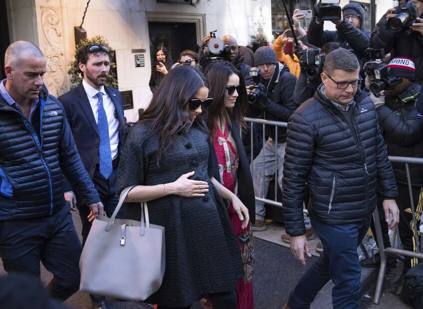 Desinfectantes y ropa negra, entre las cosas que no deben faltar en la maleta de la realeza cuando salen de viaje 