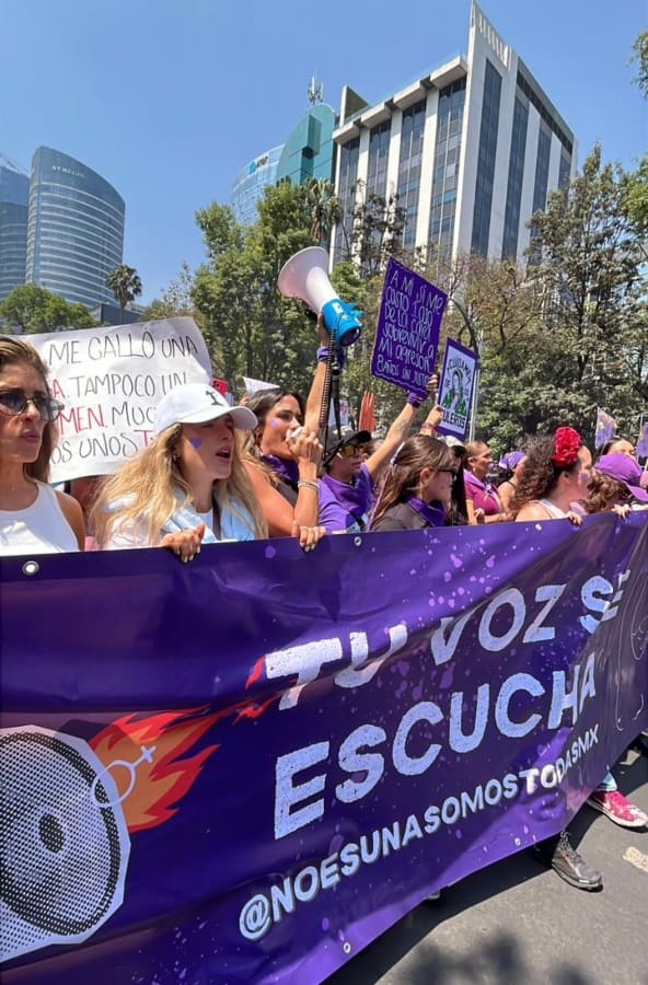 Nunzia Rojo de la Vega, Carlota Chacón y Alessandra Rojo de la Vega en la marcha del 8M 2026 / Foto: Elizabeth Cruz