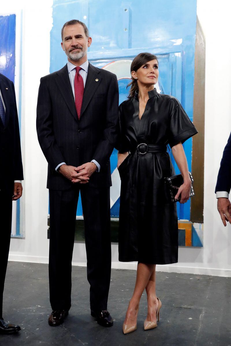 La reina Letizia derrocha estilo con vestido de cuero en total black