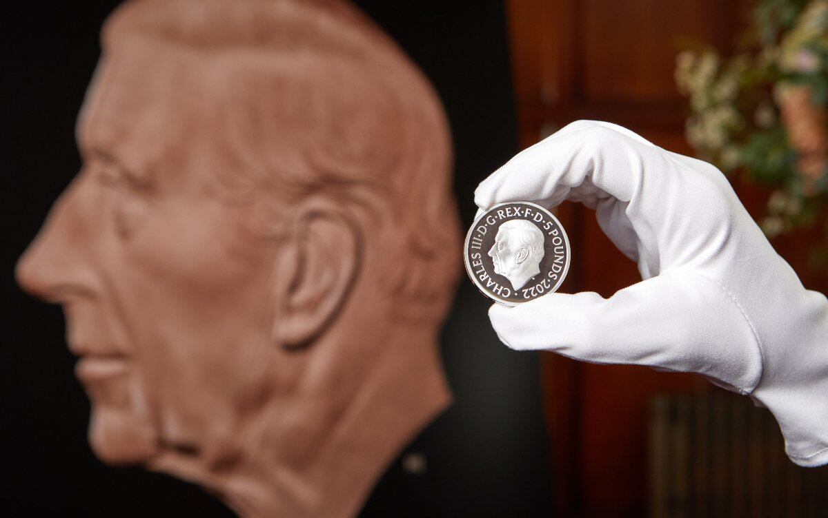 Así son las nuevas monedas con la imagen del rey Carlos III sin corona