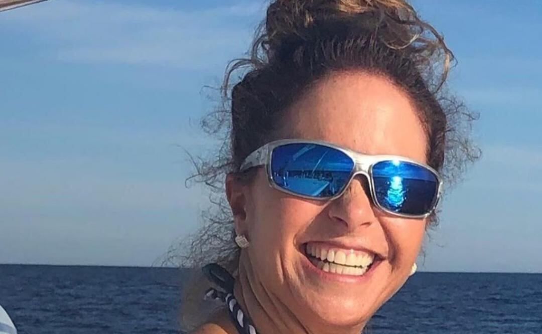 Lucero comparte íntima foto, sin maquillaje y llena de amor propio