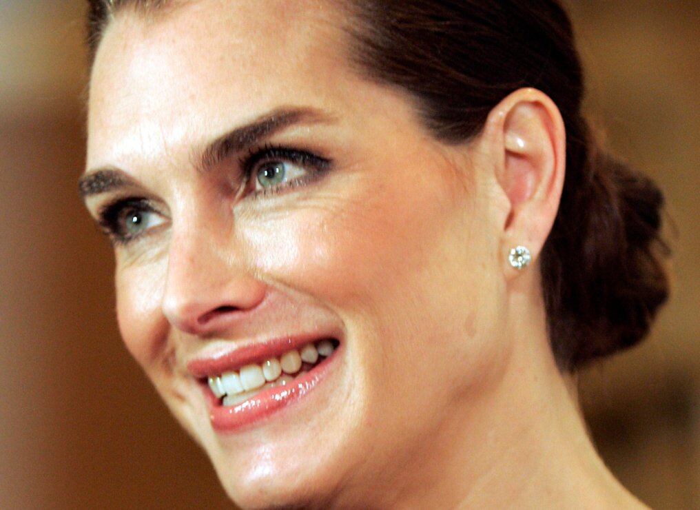 Brooke Shields honra el Día de la Tierra y posa atrevida al natural  