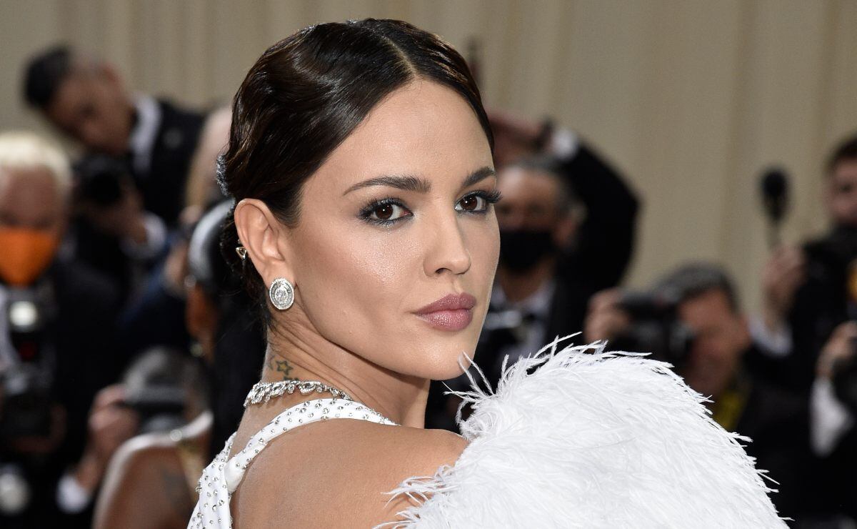 Eiza González impacta otra vez de rubia y cejas decoloradas