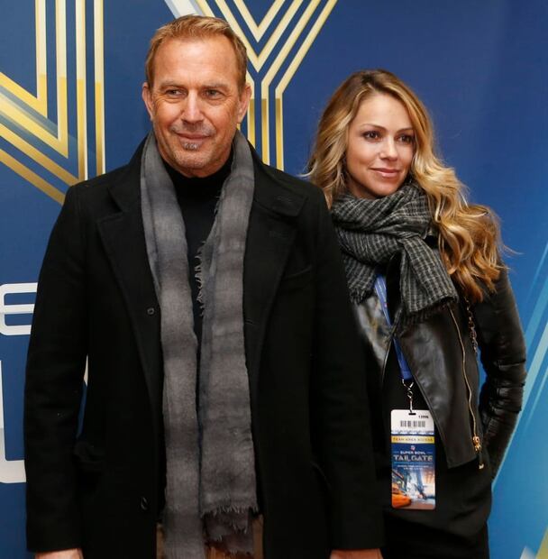 Kevin Costnery Christine Baumgartner en el Super Bowl XLVIII / AP