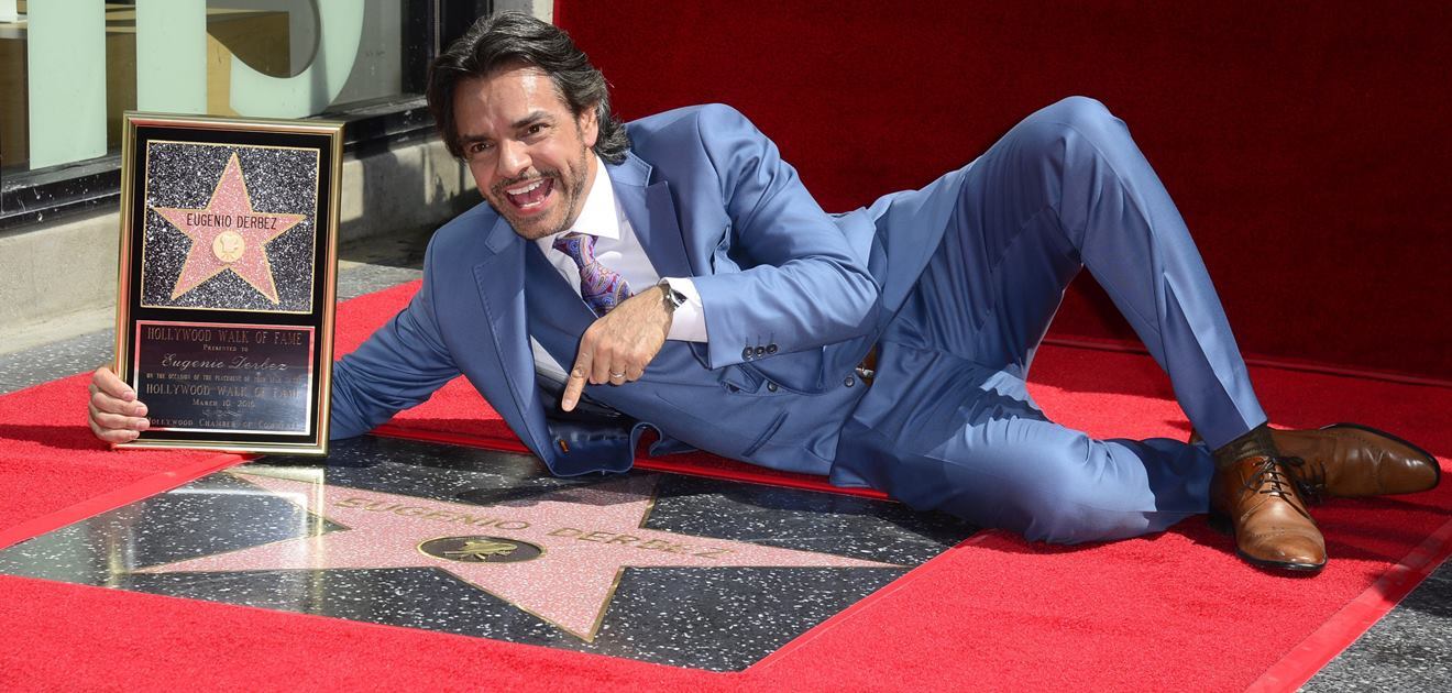 <p>El actor mexicano posó junto a su estrella en el Paseo de la Fama en Hollywood, California. <strong>(FOTO: EFE)</strong></p>