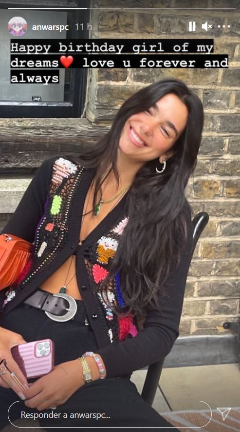 Dua Lipa cumple 26 años e impacta con un bralette de encaje y pantalones con pedrería