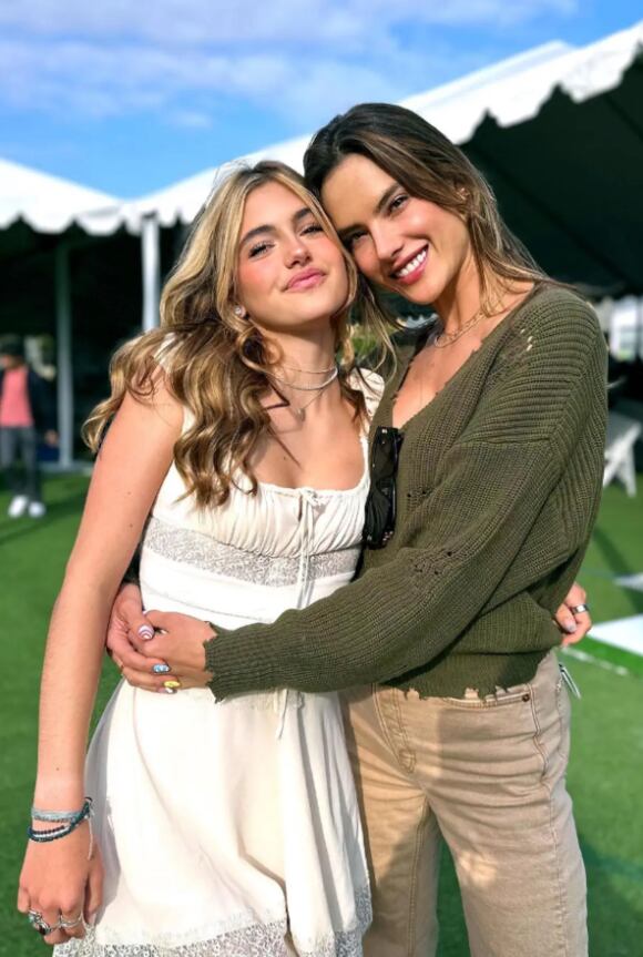 Anja Louise y Alessandra  Ambrosio Mazur/Instagram