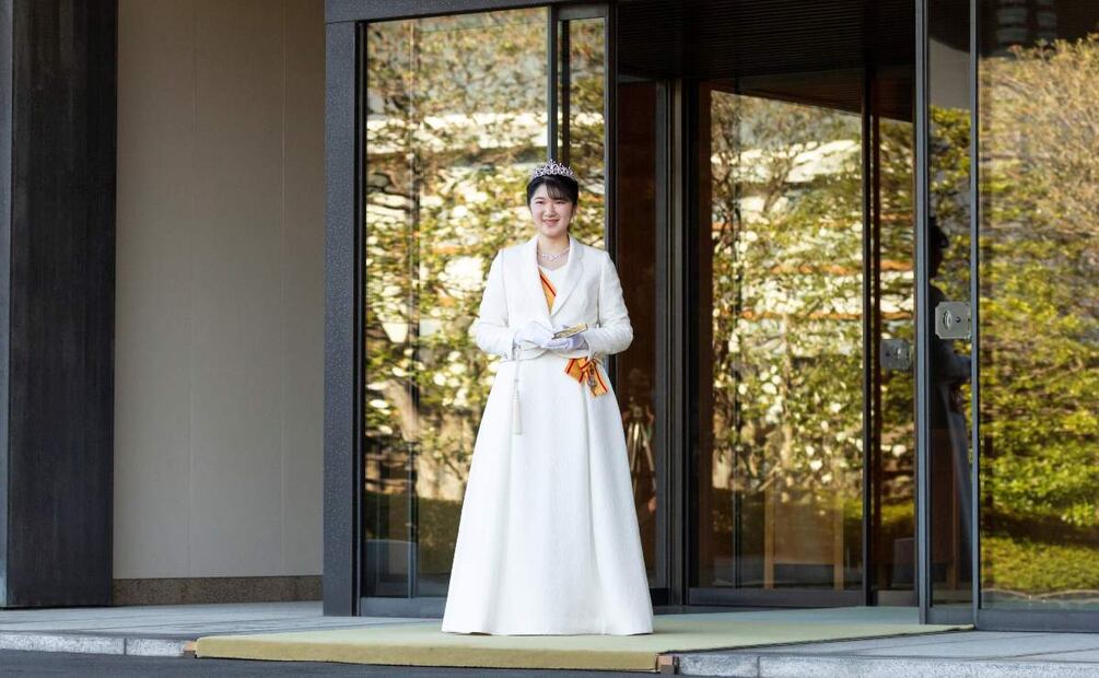 Aiko de Japón usa corona por primera vez en ceremonia real