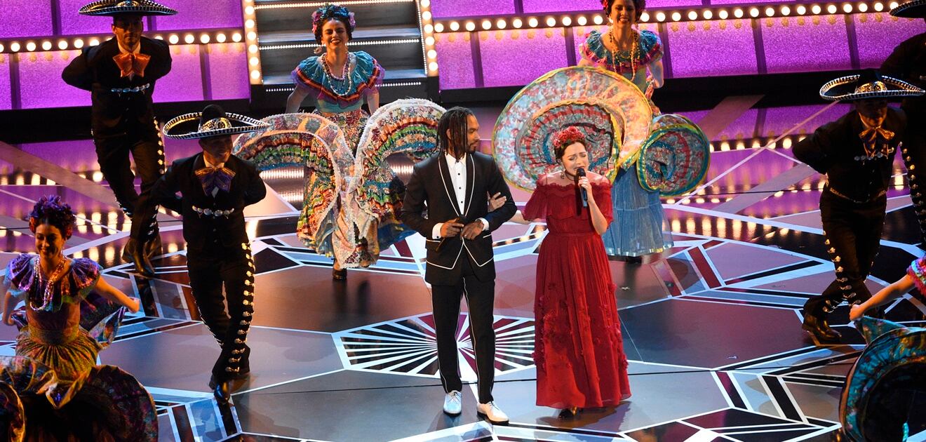 <p>Los mexicanos Eugenio Derbez, Natalia Lafourcade y Gael García hicieron el momento más mexicano en los Oscar. (Fotos: Archivo El Universal)</p>
