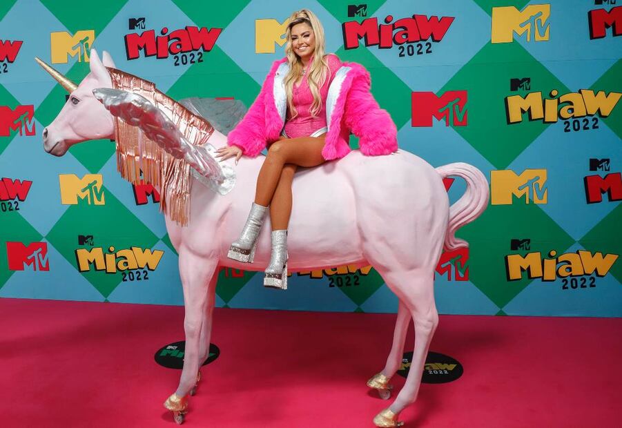 Karla Díaz llegó a bordo de un unicornio gigante a los MTV Miaw 2022