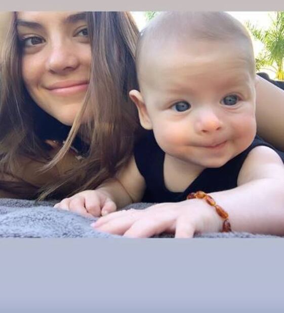 El bebé de Sarah Kohan y Javier 'Chicharito' Hernández tiene una pulsera de ámbar y te decimos por qué