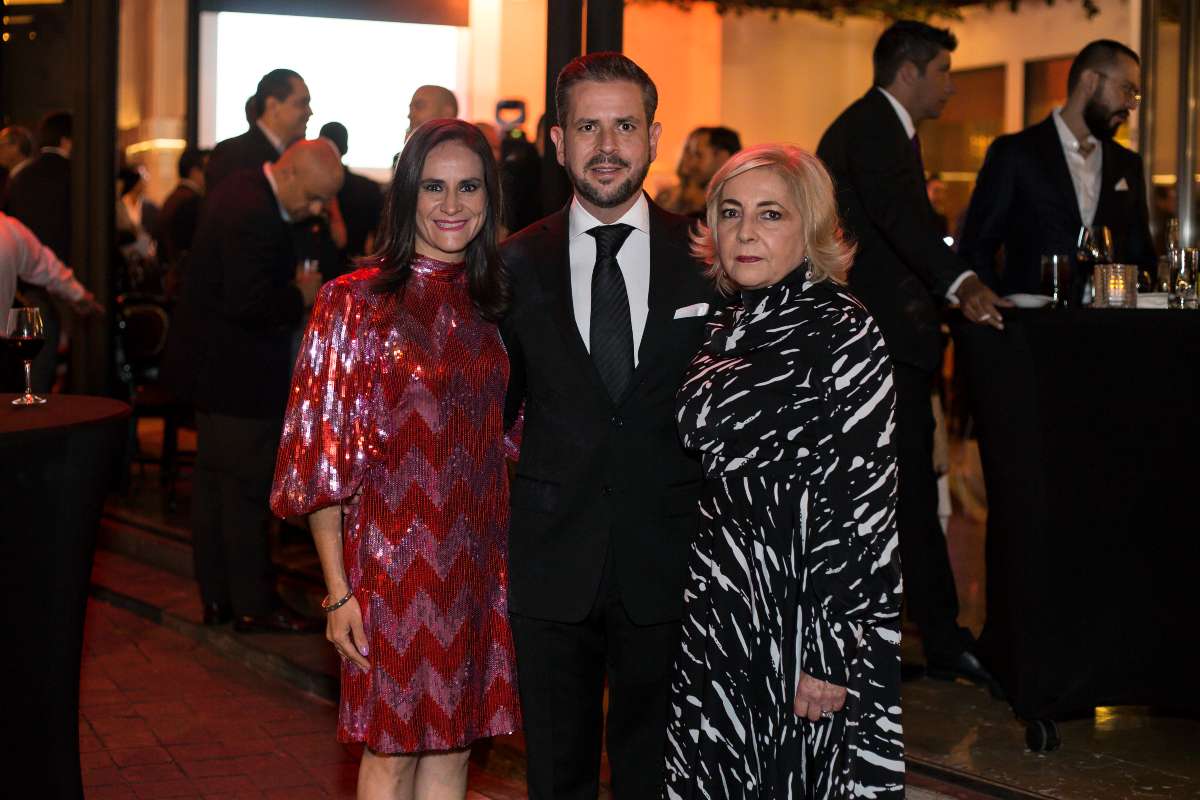 El notario Rafael González Cubas celebra en grande con amigos y familiares