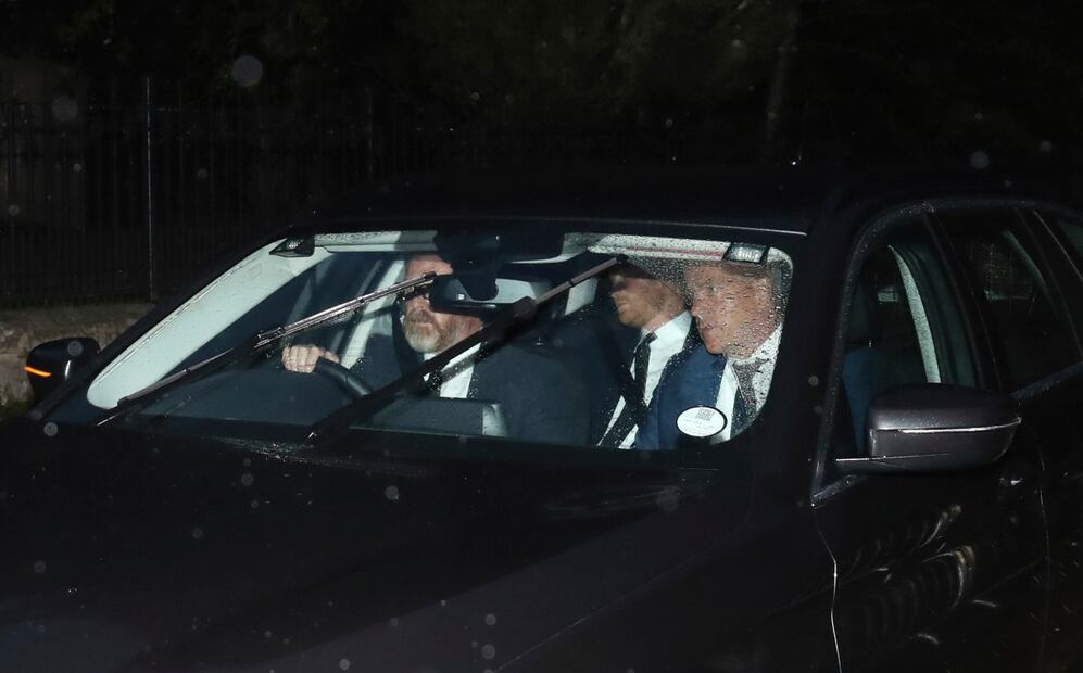 El príncipe Harry llega más de 1 hora tarde a Balmoral, tras el anuncio de la muerte de la reina Isabel II