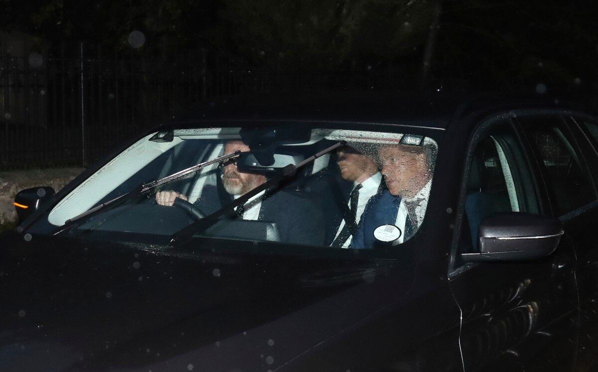 El príncipe Harry llega más de 1 hora tarde a Balmoral, tras el anuncio de la muerte de la reina Isabel II