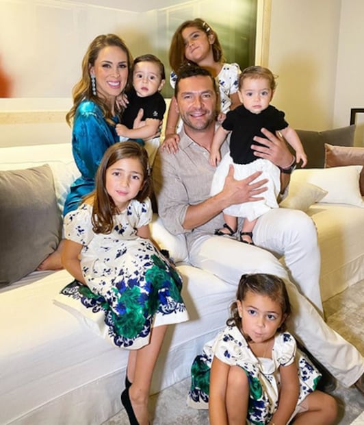 Jacky Bracamontes, Jackie, Carolina, Renata, Emilia y Paula

	Si alguien tiene vocación de mamá es Jacky Bracamoentes que ha formado una gran familia al lado de su esposo Martín Fuentes. Ellos tienen cinco hijas: Jackie, Carolina, Renata y las mellizas Emilia y Paula. Además ha demostrado ser una mamá todo terreno porque no solo está al pendiente de su familia, sino también sigue con su carrera artística.