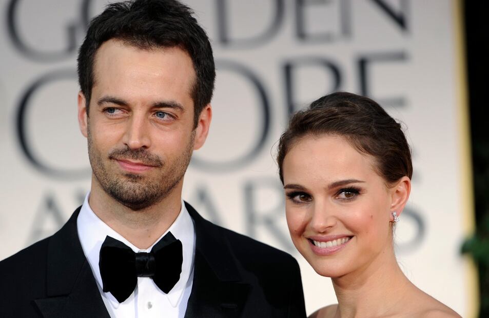 Natalie Portman y su esposo Benjamin Millepied en la edición 69 de los Golden Globes en 2012 / AP