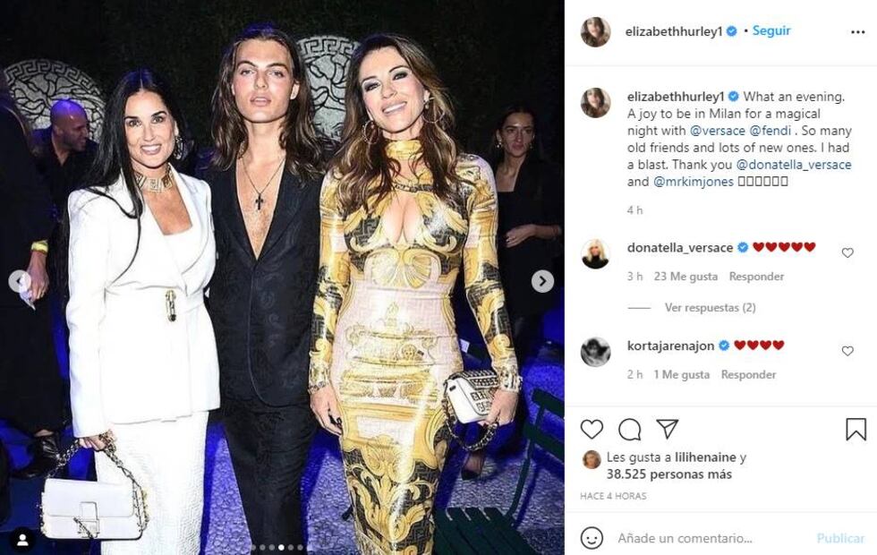 Elizabeth Hurley, celestial con un vestido dorado de Fendace