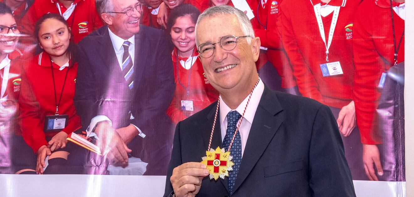 Ricardo Salinas Pliego recibe "La condecoración distinción humanitaria" de la Cruz Roja Mexicana