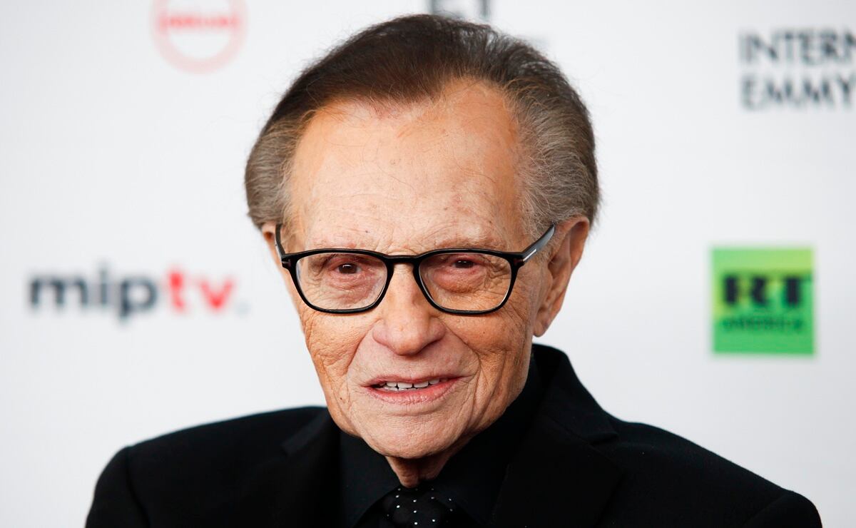 Larry King es trasladado a cuidados intensivos tras positivo de Covid-19