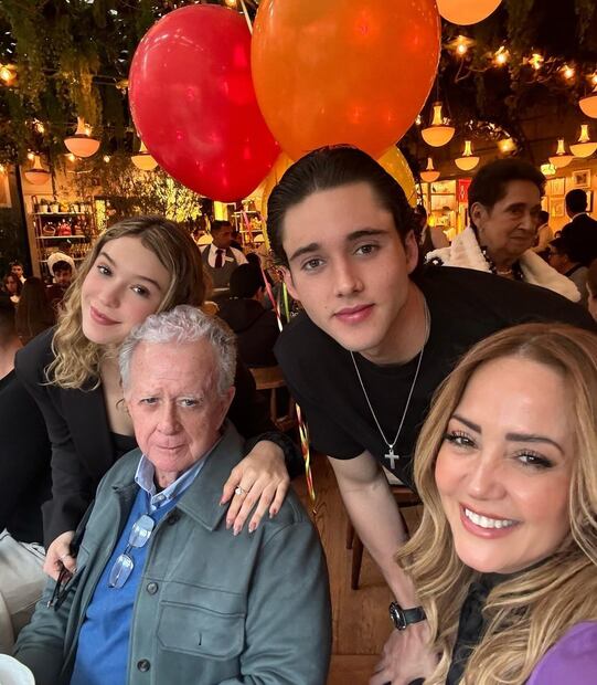 Andrea Legarreta celebrando junto a su familia / Foto: Instagram