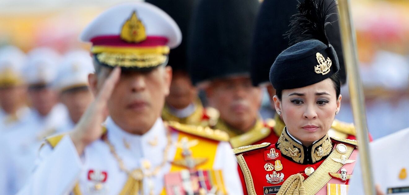 El rey de Tailandia presenta a su concubina; su esposa estuvo presente
