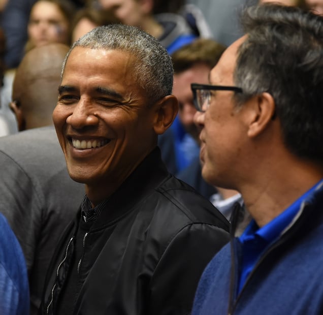 Barack Obama rompe internet con una chaqueta en oferta ¡que se agotó en minutos!