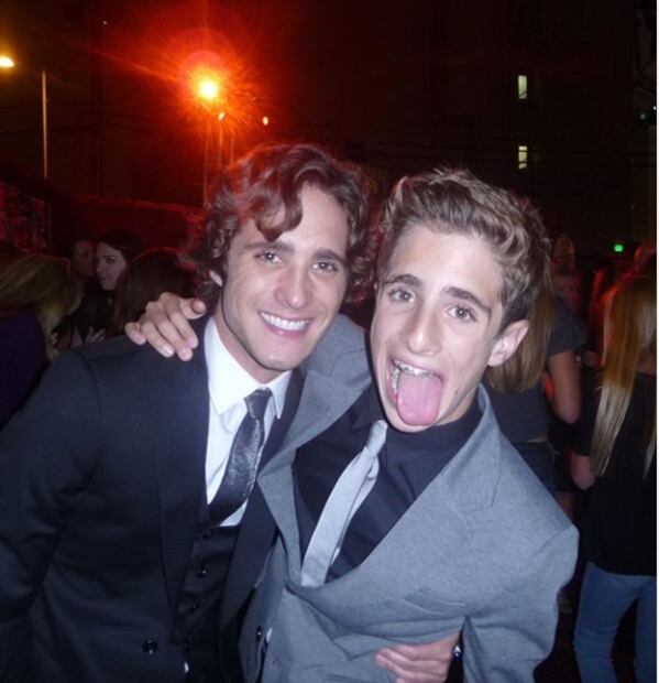 Diego Boneta celebra el cumpleaños de Santiago, su hermano menor ¡el parecido es sorprendente!