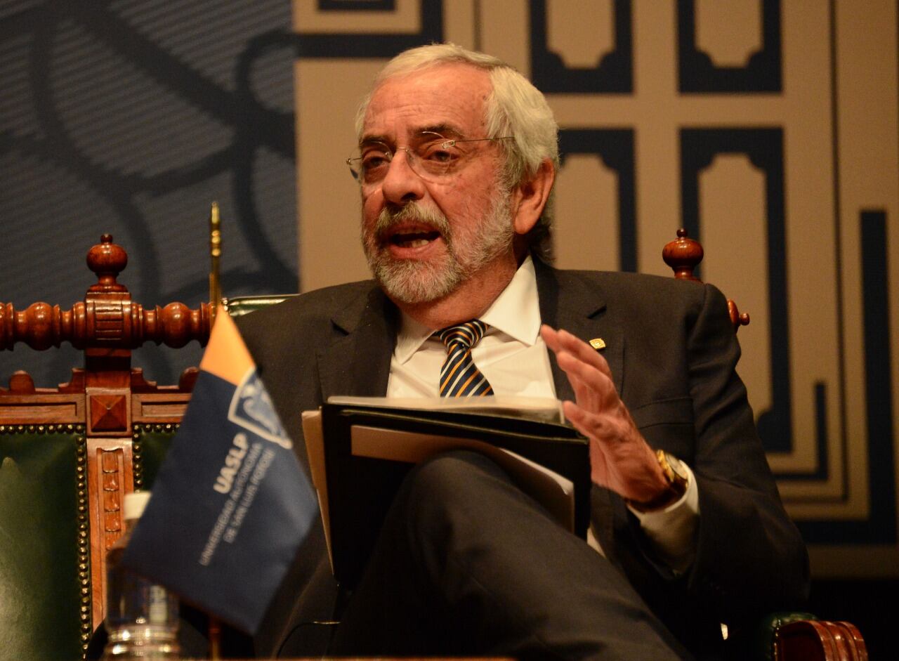 Él es Enrique Luis Graue Wiechers, rector de la UNAM