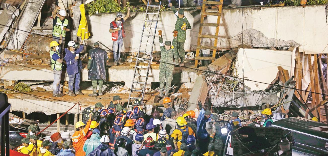 <p>Durante horas se creyó la existencia de una niña que mantenía comunicación con los rescatistas y cuya salida de los escombros parecía inminente<strong> (Foto: Archivo El Universal)</strong></p>
