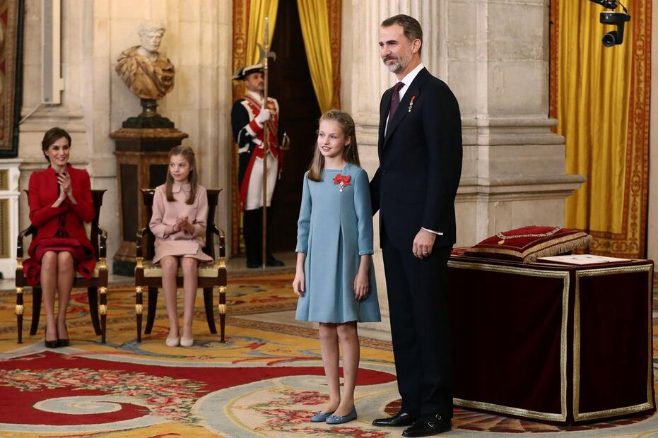 La princesa Leonor recibe el toisón de oro de manos del rey Felipe VI