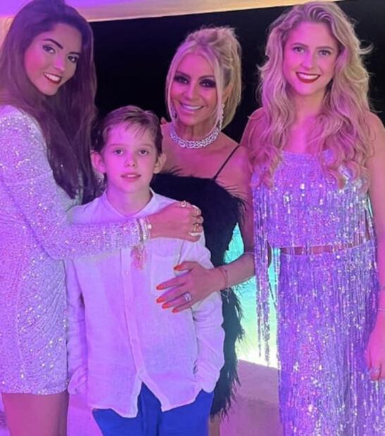 Daniela Castro junto a su hija Alexa, Gustavo y Daniela / Instagram: @danielacastro.oficial

